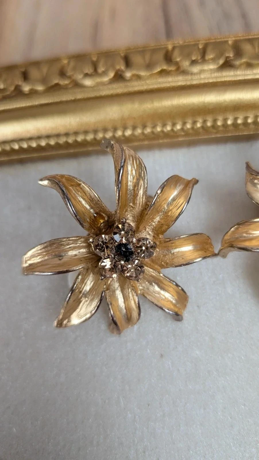 Vintage flower-shaped gold rhinestone clip-on earrings – photo 2